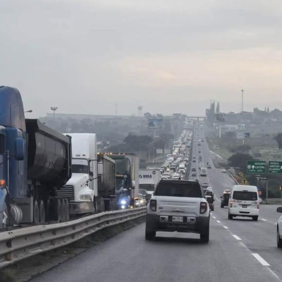Pipa Volcada y Derrame de Combustible Cierran el Libramiento Norte de Irapuato.